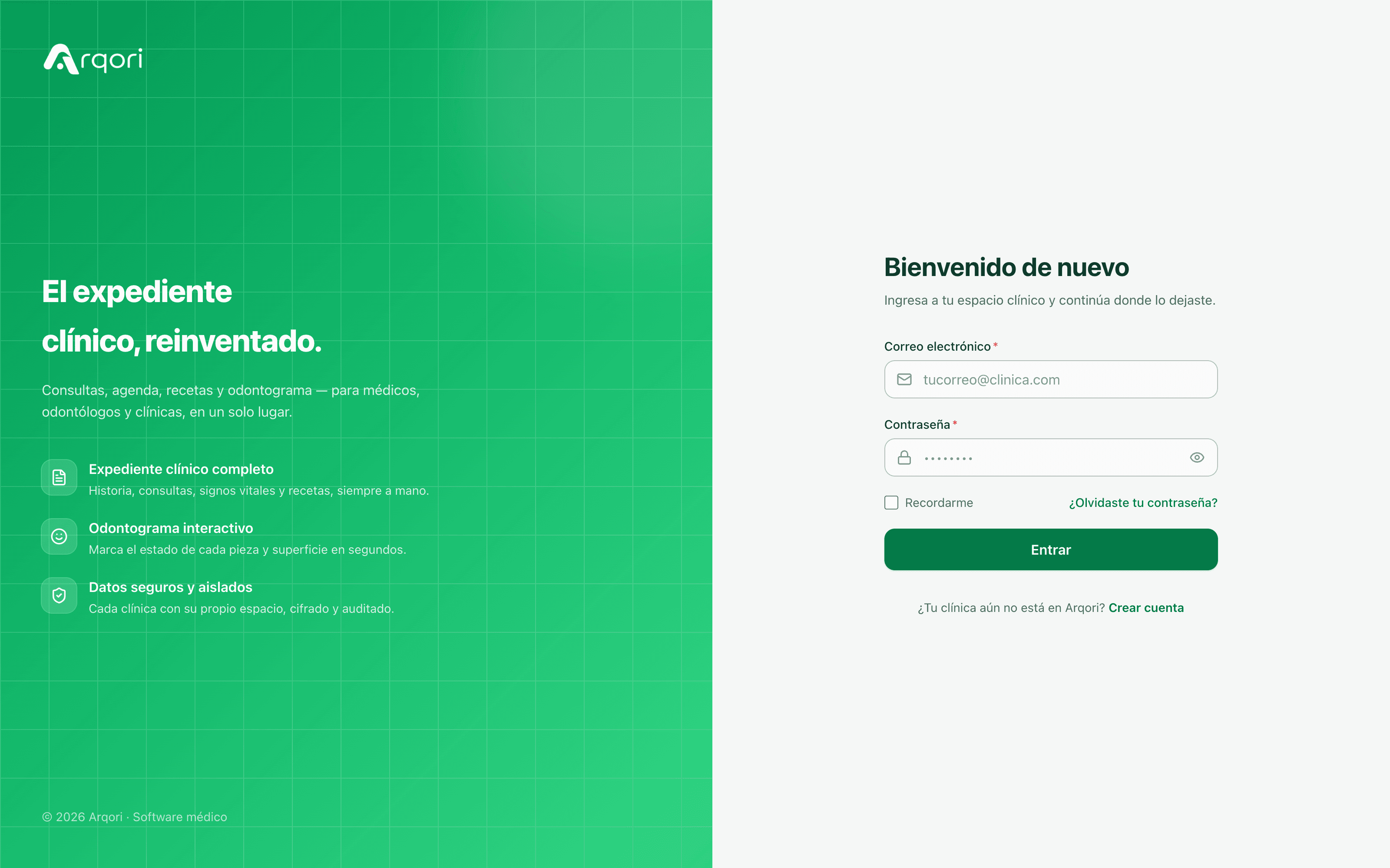 Pantalla de inicio de sesión de Arqori con el panel de marca a la izquierda y el formulario de correo y contraseña a la derecha