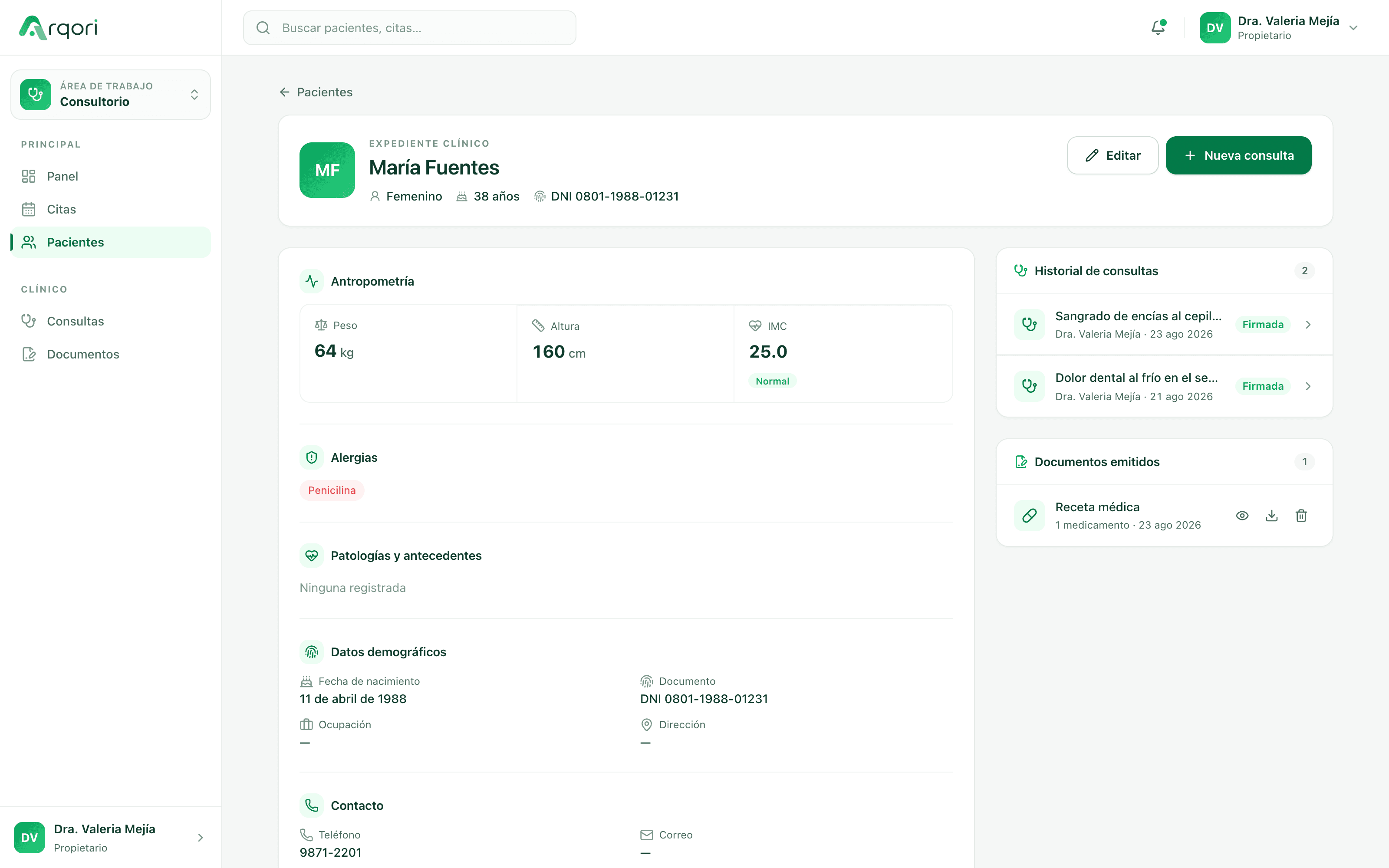 Expediente clínico de una paciente en Arqori con antropometría, IMC calculado, alergias, historial de consultas firmadas y documentos emitidos